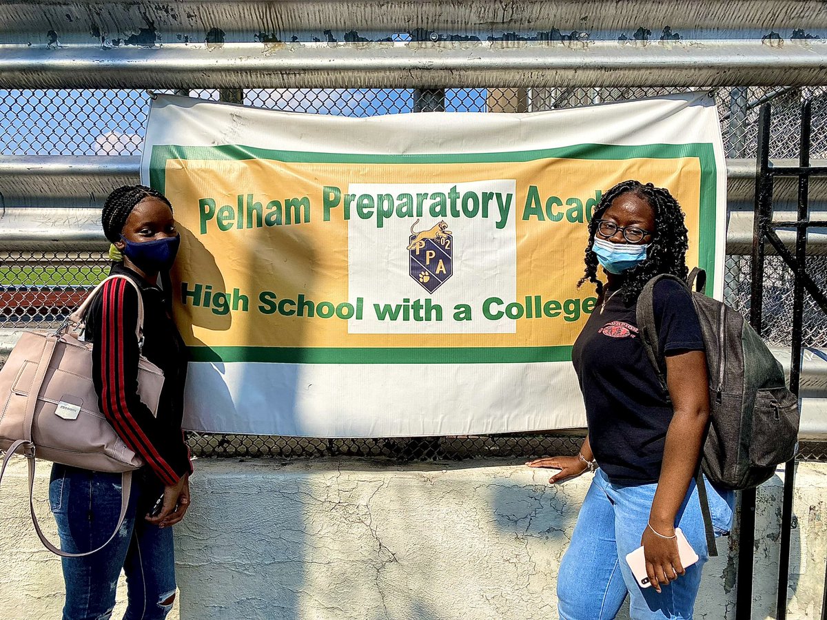 NYPD49Pct's tweet image. School 🏫 is back in session. Please be extra cautious 🚸while driving and yielding to school buses 🚌 and pedestrian 🚶‍♂️ traffic. @NYPDTransport. #Bronx #SchoolSafety #CrosswalkSafety