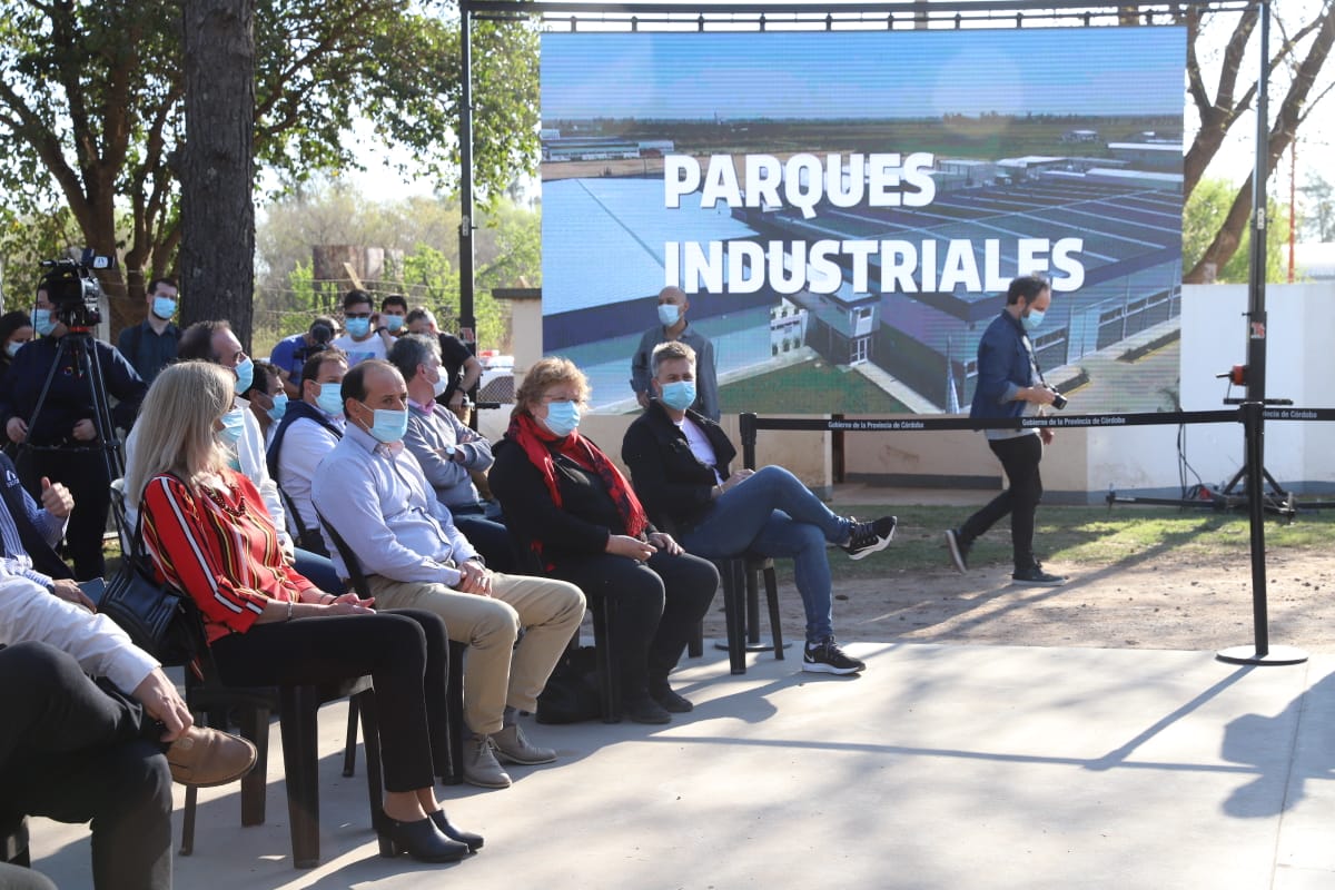 Entregamos la habilitación definitiva del #ParqueIndustrial N° 34 de la provincia, en la localidad de #JustinianoPosse, que prevé la generación de 150 nuevos puestos de trabajo además de los 300 ya existentes. #Presente