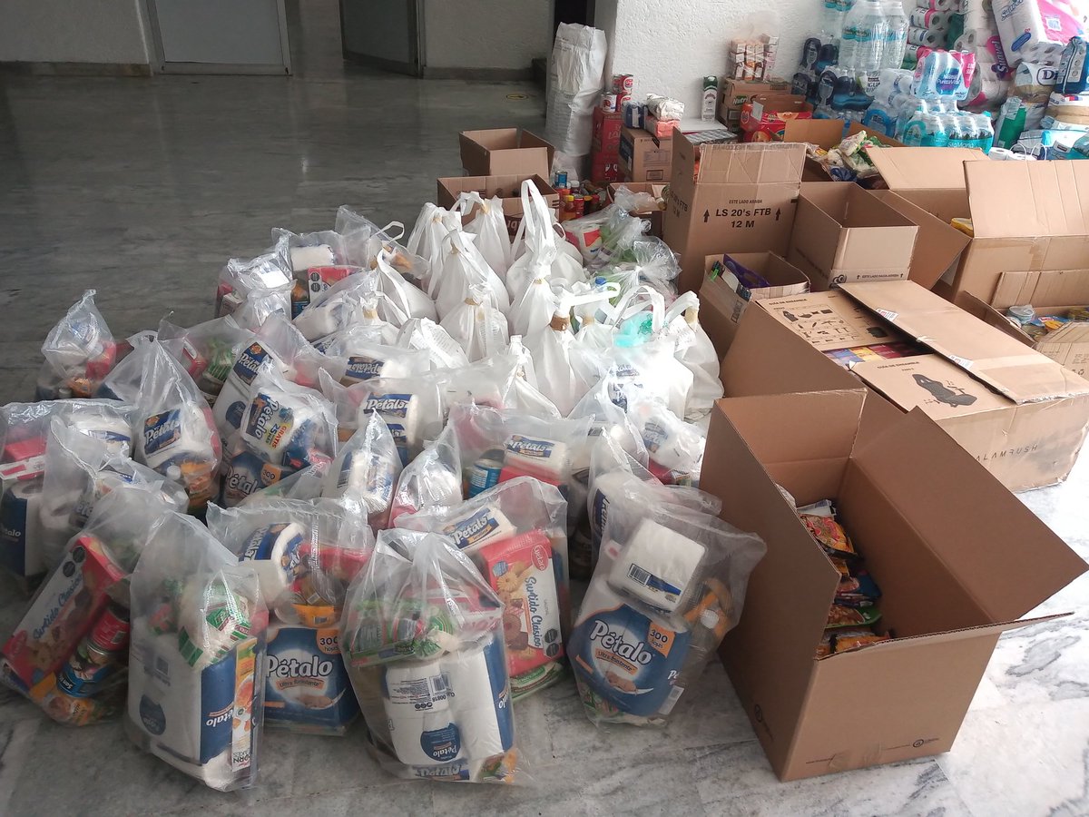 AhiAlemoran's tweet image. Así el acopio en Centro Cívico Satélite. Es aproximadamente una tonelada entre víveres y ropa.
Seguiremos recolectado en sus domicilios si no han podido donar. La gente comienza a regresar a sus casas a limpiar. 
Una tonelada de GRACIAS por su generosidad. 🙏
🆘 #TulaHidalgo