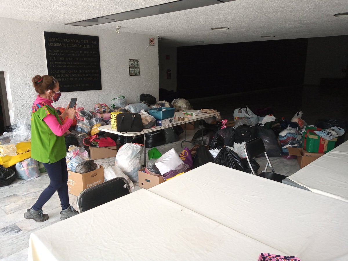 AhiAlemoran's tweet image. Así el acopio en Centro Cívico Satélite. Es aproximadamente una tonelada entre víveres y ropa.
Seguiremos recolectado en sus domicilios si no han podido donar. La gente comienza a regresar a sus casas a limpiar. 
Una tonelada de GRACIAS por su generosidad. 🙏
🆘 #TulaHidalgo