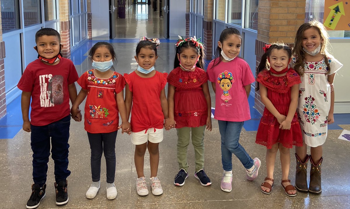 DeZavalaSMCISD's tweet photo. ¡Celebrando el día del Grito de Indepencia! Love our beautiful De Zavala school culture! 

🎉See thread for El Grito winners! 
#DiamondsShineTogether
#DiamantesBrillanJuntos https://t.co/zpOMam6lbc