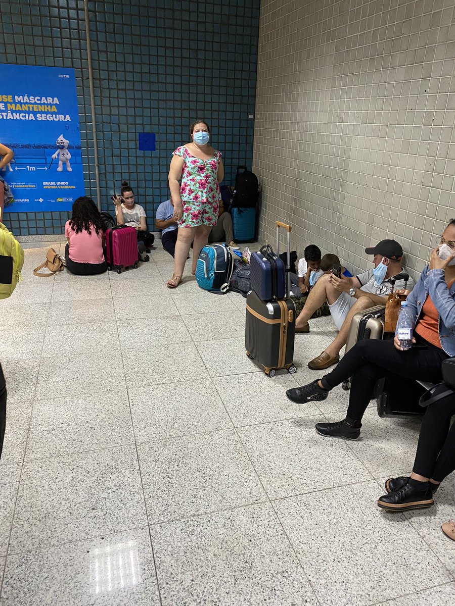 Qual será a explicação da <a href="/infraero/">Infraero Aeroportos</a> sobre essa ideia de reduzir a quase nada os bancos para os passageiros que aguardam voo no saguão de embarque do aeroporto Santos Dumont? Fala aí, @oficial_Anac