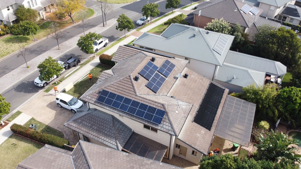 #EastNorthWest in #CamdenPark
3 aspect cracker in #Bridgewater
27 x 370W #JinkoSolar N-Type Panels with a 20Year Warranty, on #ClenergyHollywood Black racking connected to a #SMA #Sunnytripower with our #PowerUpPartners 10Year Warranty
#CASEsolar
#PVsolar
#Sunfarmer
#CamdenBought