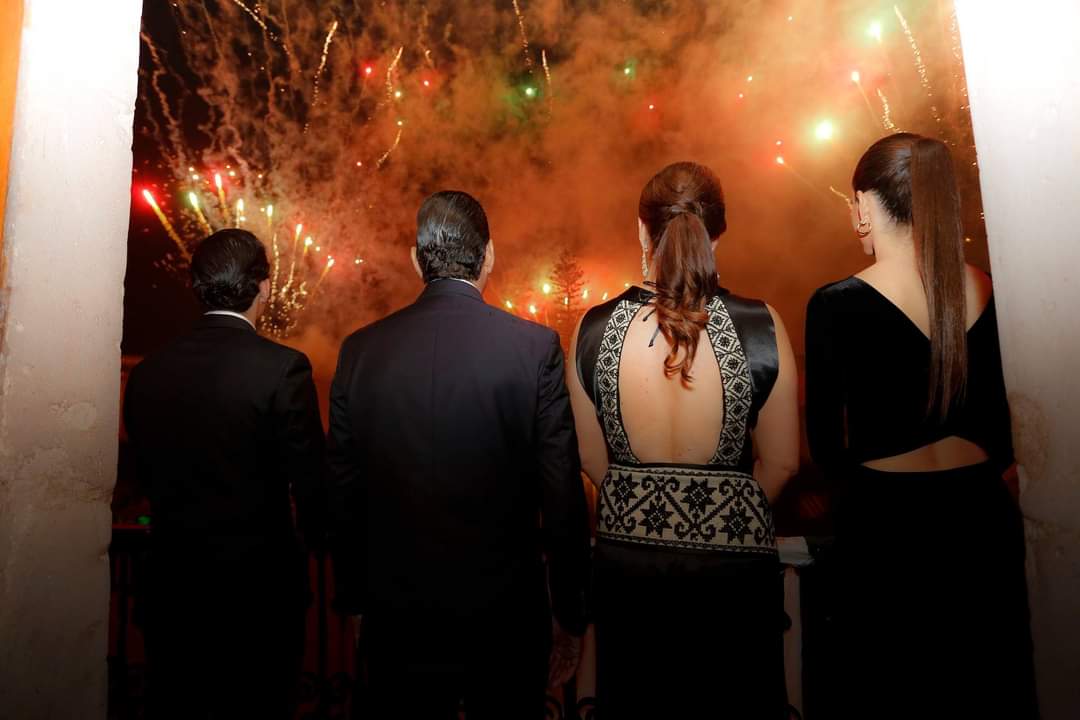 CDoblerM's tweet photo. Este año nos tocó una celebración distinta pero con el mismo fervor patrio, acompañando a @PanchDominguez a la ceremonia del CCXI aniversario del Grito de Independencia de México, donde honró a los héroes que dieron libertad a los mexicanos, ¡Que Viva Querétaro y México! 🤠🇲🇽 https://t.co/Dz5xDEBobT