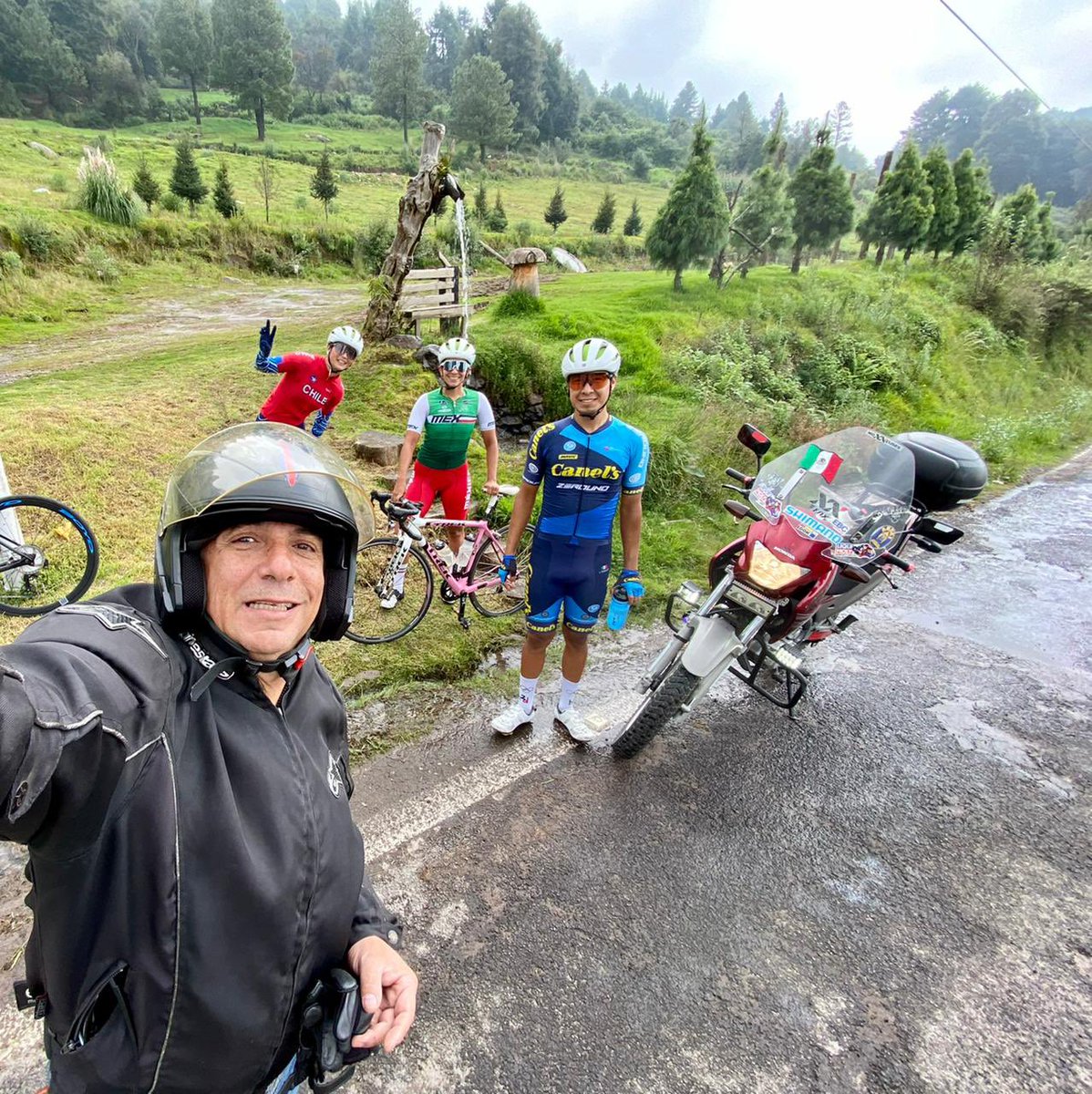 GRACIAS 💙 <a href="/tere_casas/">Tere Casas</a> meses acompañándonos en grandes aventuras en 🇺🇸 🇩🇴 y aquí en 🇲🇽 celebrando el día de la independencia comiendo Chile 🌶 🤣

Sábado rumbo a 🇧🇪 Campeonato mundial de ruta #Flanders <a href="/UCI_cycling/">UCI</a> 
representar @teamchile_coch <a href="/MindepChile/">Ministerio del Deporte</a> <a href="/INDChileOficial/">IND Chile 🇨🇱</a>
