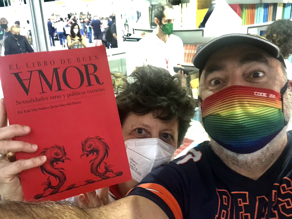 fefusv's tweet photo. Rarezas @hartza69 q paseando por la@@FLMadrid se encuentran con un #librodebuenvmor y el abrazo y de lo que hay que leer en @Traficantes_Ed @Molar_Mucho @KaoticaLibros @labellavarsovia @poncebellaterra @launarota de la amistad! https://t.co/HynbA3fqQp