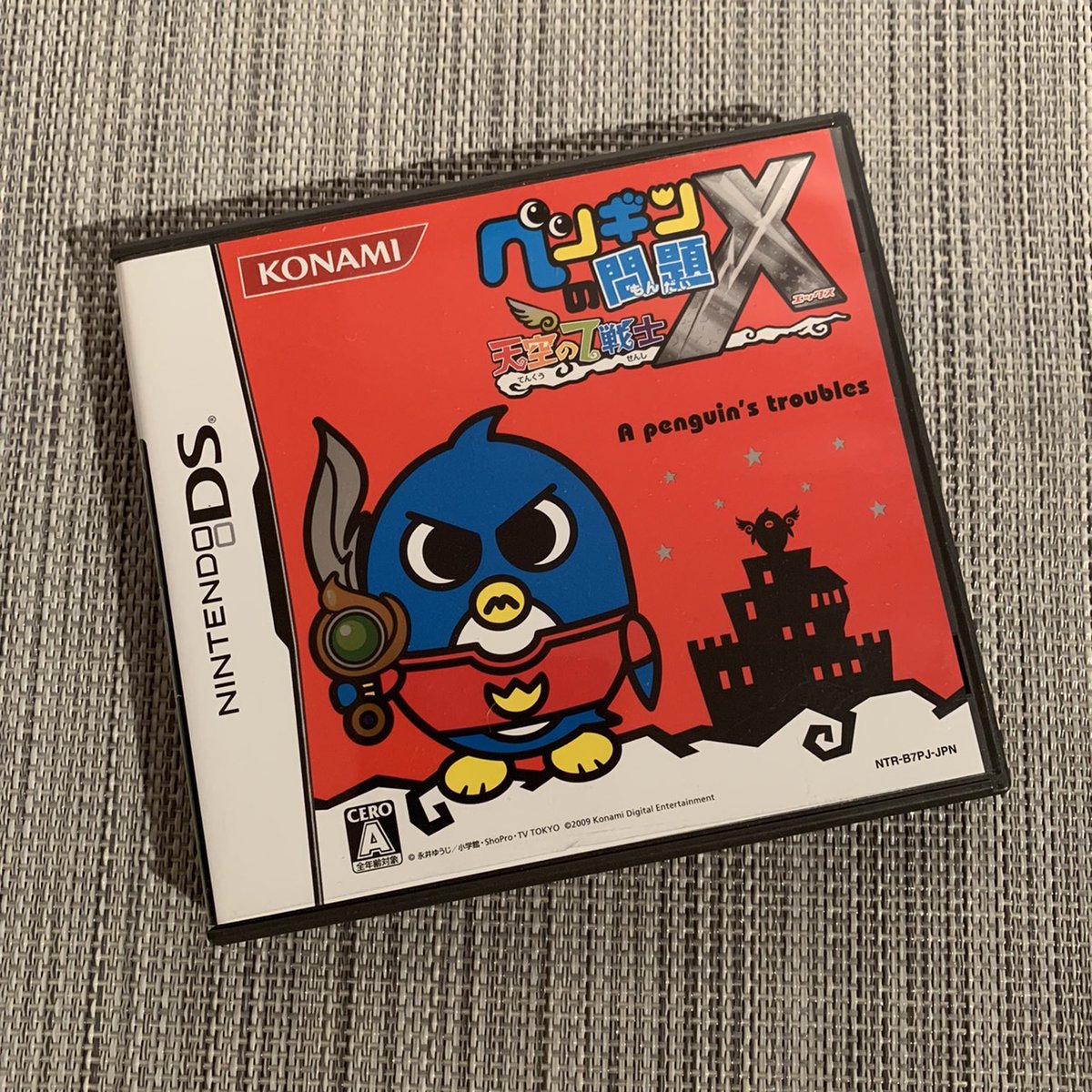 pixelbentopod's tweet photo. Nouveau concours pour le One-coin Game d'août, à savoir le jeu Nintendo DS de Konami, "Penguin no mondai X, Tenku no shichisenshi", en version japonaise.

Comme d'habitude, un petit RT+follow pour tenter de gagner ce jeu inédit en France.
#PixelBento #Podcast #Jeuxvideo #Japon https://t.co/ZVvsGmPPzx