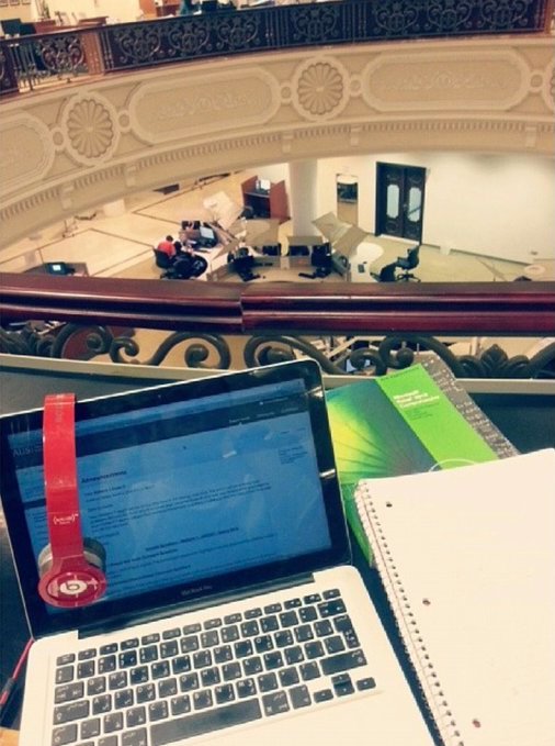 spoderman_AUS's tweet photo. One of the best library spots to study alone and vibe

Only problem is that you end up zoning out and  staring at the civilians of the ground floor below you for like an hour 

Credits: @SaifAlShaami https://t.co/N0zzN3K3nN