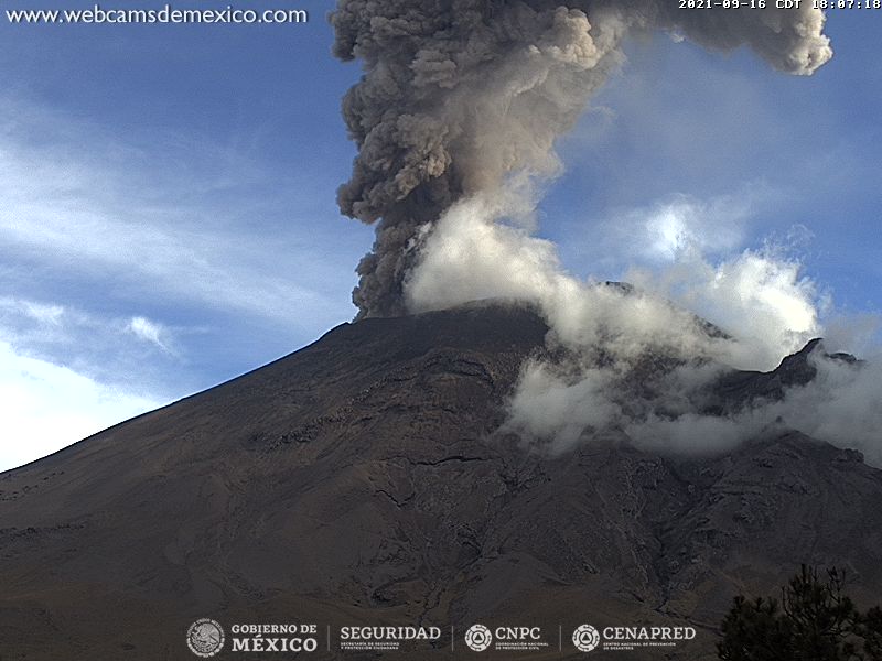 Y en estos momentos una explosión del #Popocatépetl generando una columna eruptiva que se eleva 1.5 km sobre el cráter.