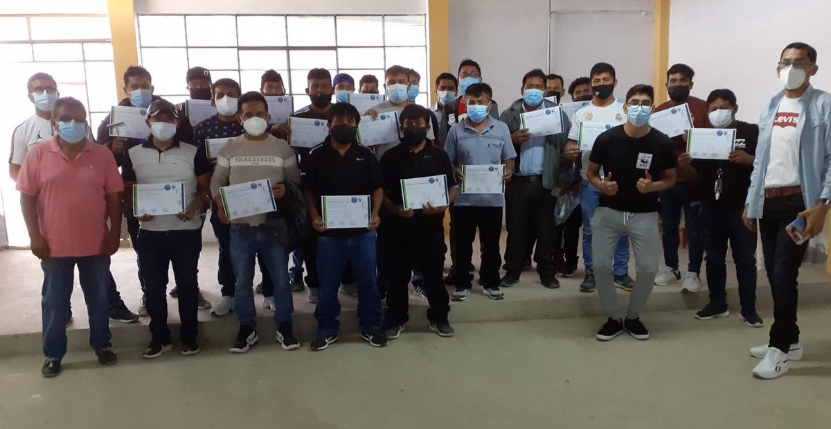 KelezS's tweet image. Capacitando pescadores artesanales de la flota dedicada al perico, sobre buenas practicas de manipulación y liberación de tortugas marinas, APAMARPA, Paita 
@WWF_Peru #tortugasPeru #mitigacion #RedSOS