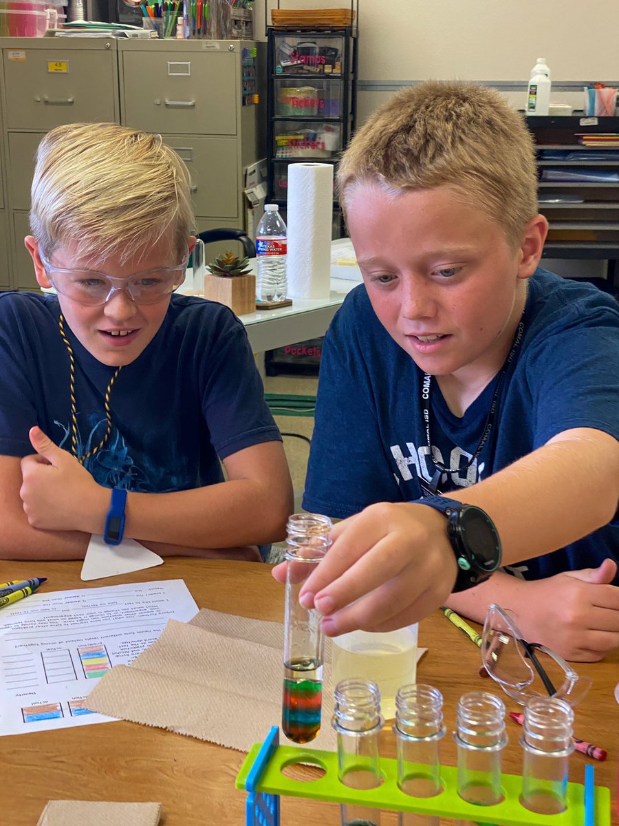 KZschappel's tweet image. 4th graders at HLES gave a big thumbs up to exploring liquid density today. 👍🏻 🧪 
#scienceisfun
#thisismywhy

@amandaschumann 
@DeWittKristal 
@