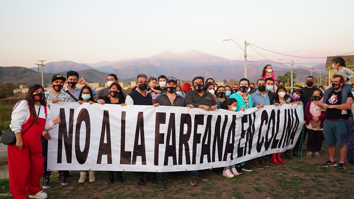 GabrielBoric's tweet photo. Estuvimos recién con vecin@s de Colina para respaldarlos en su lucha por evitar qur la planta de tratamiento de aguas servidas La Farfana se instale a pasos de sus casas. ¿Pasaría algo así en Vitacura? Por un medio ambiente libre de contaminación para tod@s, seguimos! https://t.co/Cd5y3o8S45