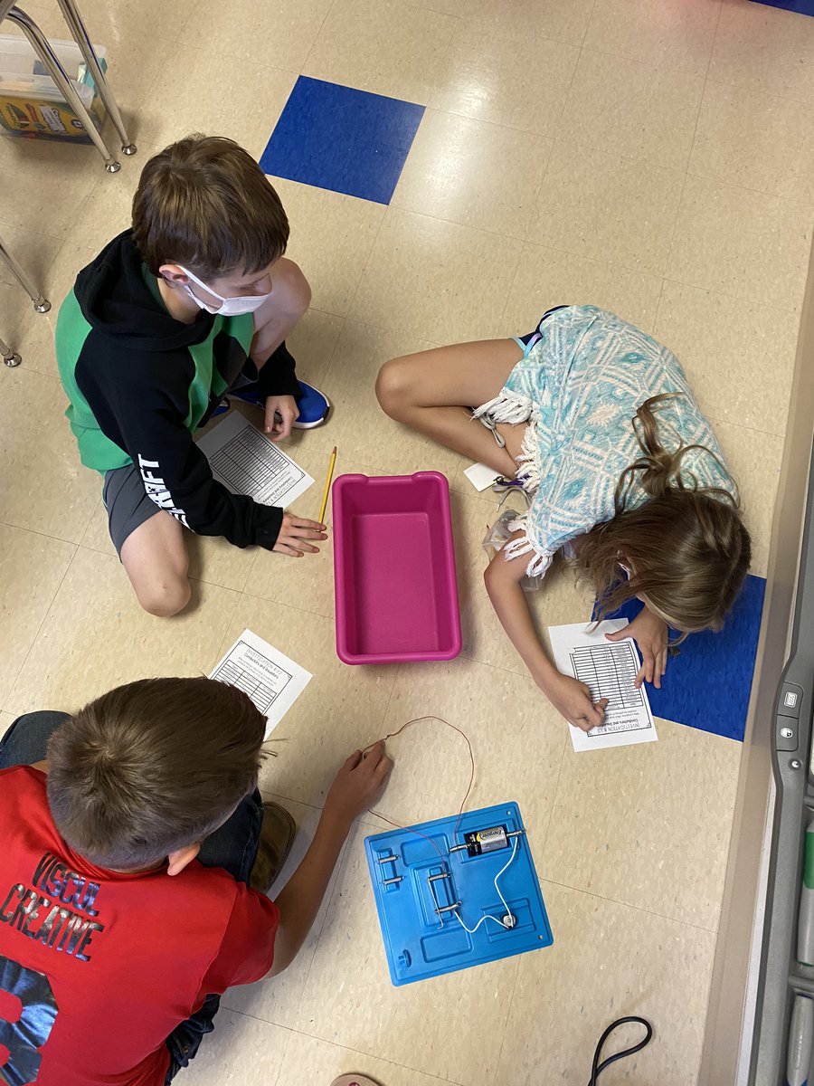 MrsKirkhoff4SME's tweet photo. 4th graders are SME are learning about conductors and insulators. 💡🔦 https://t.co/n4cw2DTAeI
