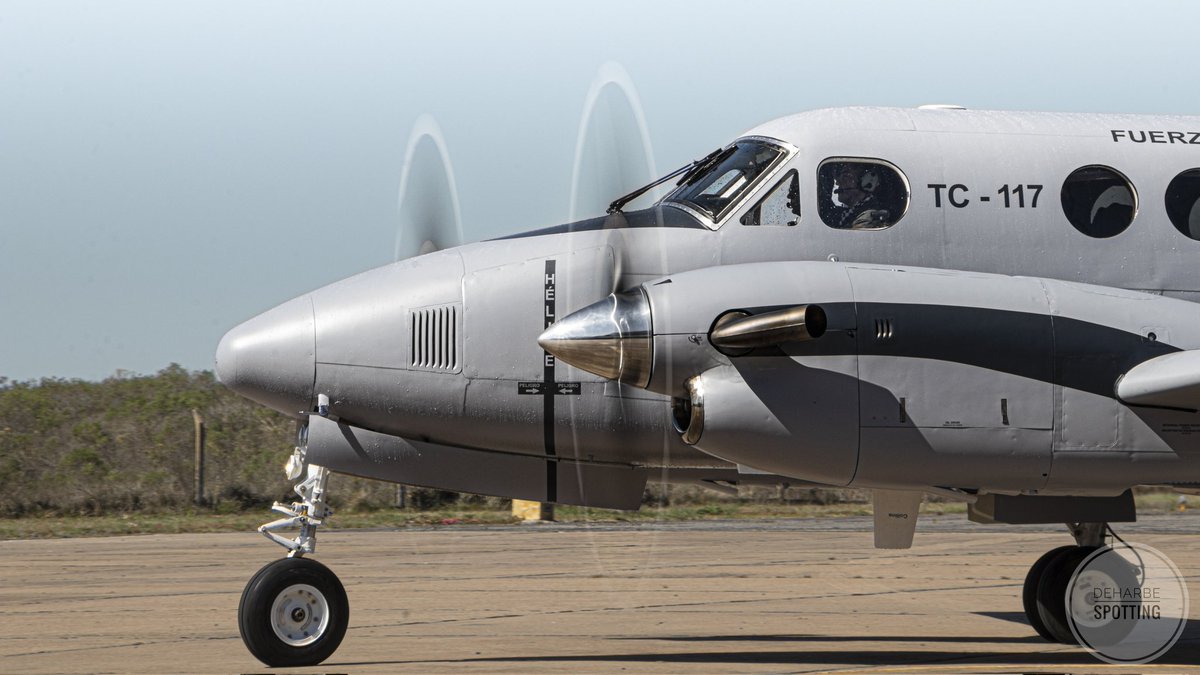 Valen_deh's tweet photo. Llegada del primer @Beechcraft UC/TC-12B de la @FuerzaAerea_Arg a la II Brigada Aerea de Paraná.
#beechcraft #huron #fuerzaaereaargentina #kingair #TC12B https://t.co/FdGkjIbWsx