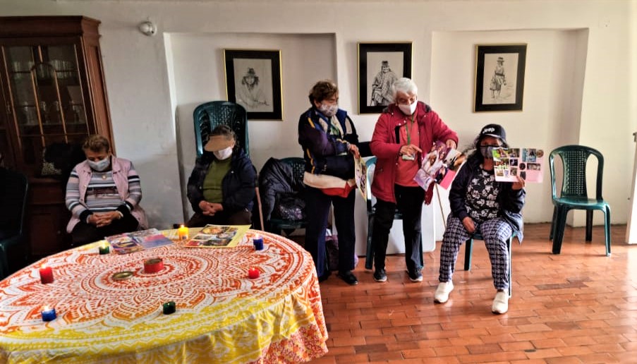 secredistmujer's tweet photo. 6️⃣#CIOMUsaquén realizó un encuentro psicosocial con adultas mayores de la Fundación Jeymar en el barrio Verbenal, con el fin de reconocer la importancia del autocuidado en el marco #MesMayor. https://t.co/ownZ3aV2W9