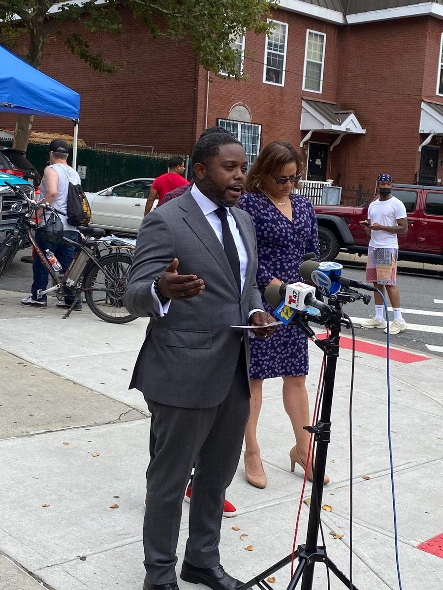 NYC_SBS's tweet photo. Cmr @JonDoris1 &amp; @thenewbxcc Pres. Lisa Sorin were at Seis Vecinos, 1 of 26 restaurants who partnered with us to host mobile vaccine clinics today. Thank you all for helping us unlock our favorite activities with the #KeytoNYC!
https://t.co/raHMb4WYpV #NYCVaccineForAll https://t.co/d1FlR0cEKv