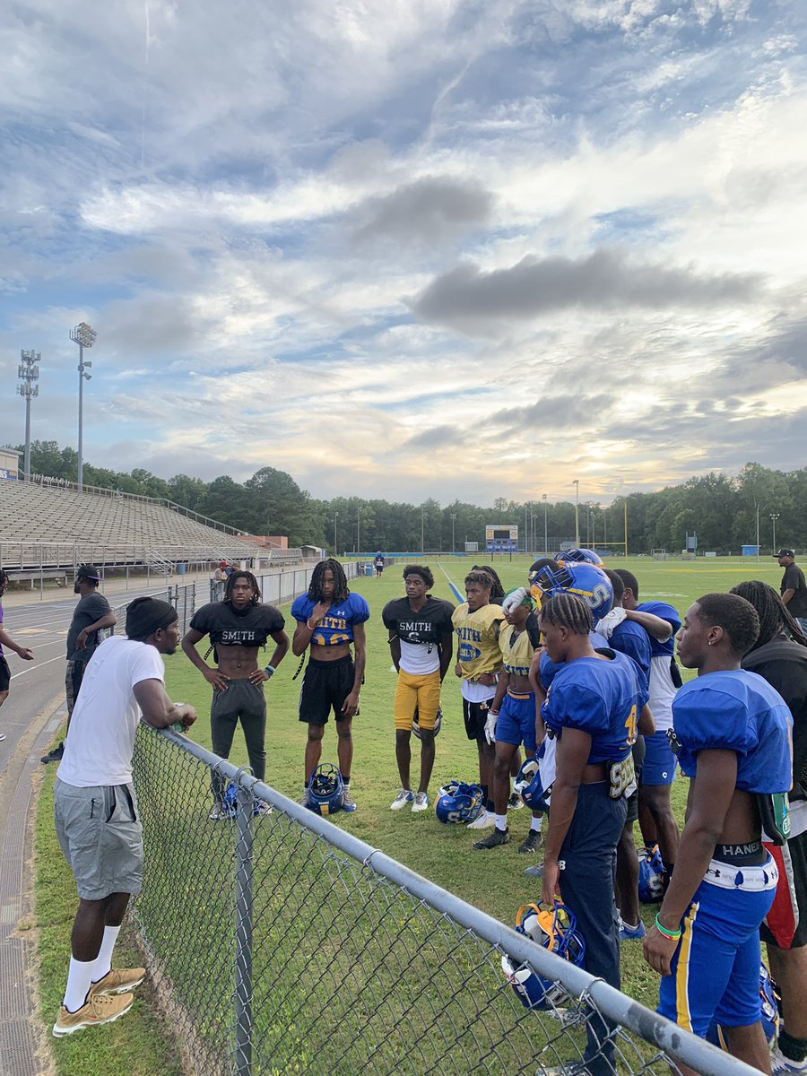 CoachEddie2's tweet photo. Former @HokiesFB and @Eagles superstar @BappNAinEZBino blessing L.A.B. with some war stories, motivation and keys to focus‼️🙏🏾🔥Truly blessed and proud of this group of young Kings! #Blessed #WhenTheLegendsGiveBack 🙏🏾🎨🐅 @OscarSmithFB #TheSet #BlueOut #BeatBosco https://t.co/FyPeEYqoAr