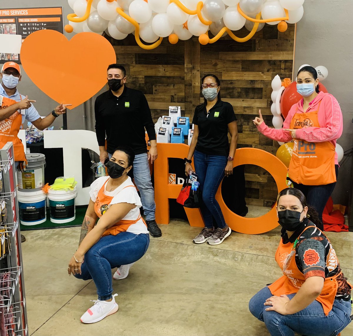 Hoy recibimos la visita de varios de nuestros contratistas que apreciamos y reconocemos por su patrocinio. Seguimos celebrado el Pro Appreciation Week 6️⃣4️⃣0️⃣3️⃣🧡#paw #proxtraperks