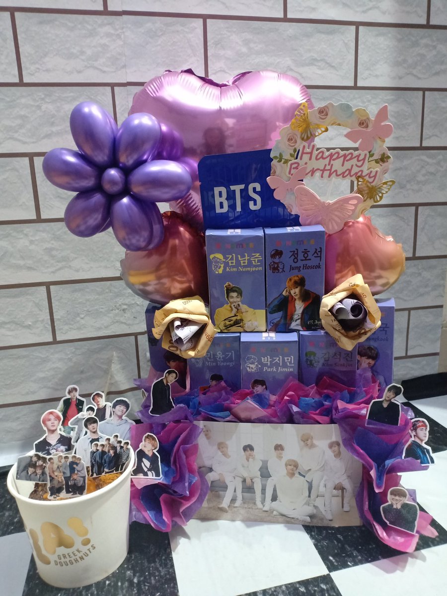 jmsl1315's tweet photo. Hi guys,jadi aku kemarin ulangtahun terus dikasih kado sebagus ini sama ibu bos sampe ga rela kalo dibongkar tapi penasaran isinya apa. Btw ini bagus bgt. Makasih banyak2. Kalo kalian penasaran belinya dimana bisa dm me ya atau kepoin aja 1dea.go di ig https://t.co/yJBVtIRXkE
