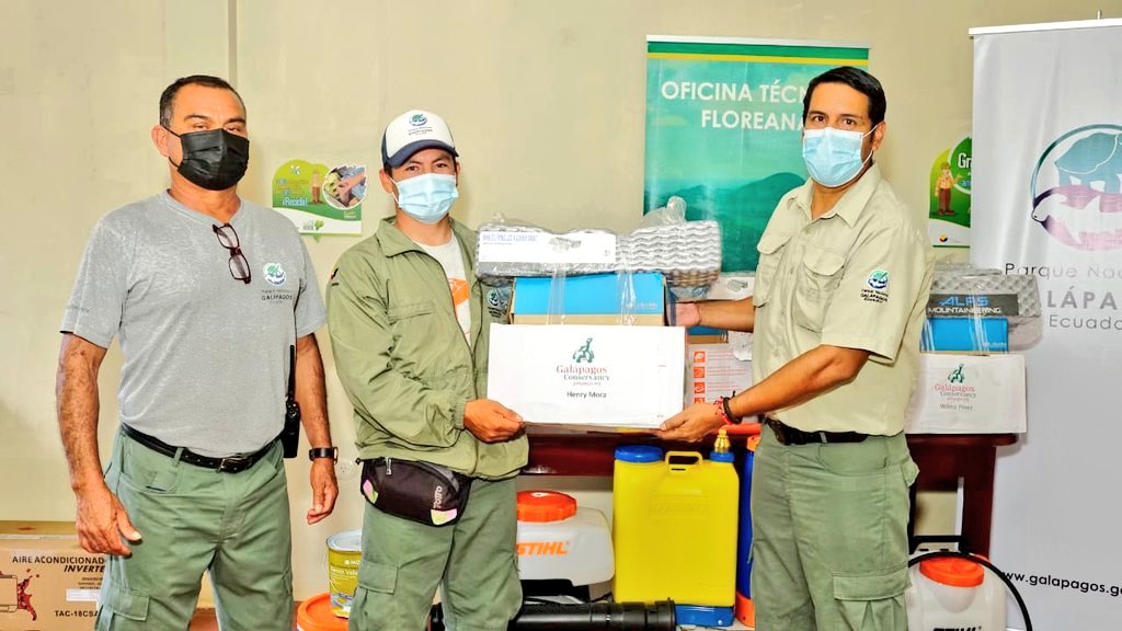 parquegalapagos's tweet image. #Floreana | @DannyRuedaC, director de la #DPNG, mantuvo reunión con el equipo de guardaparques de la Oficina Técnica Floreana. Durante su visita realizó la entrega de materiales para actividades de campo, gracias al apoyo de @savegalapagos.