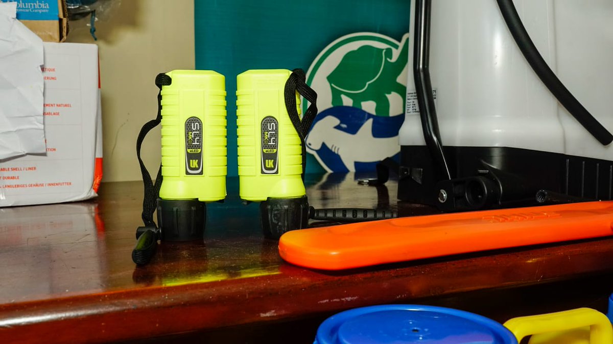 parquegalapagos's tweet image. #Floreana | @DannyRuedaC, director de la #DPNG, mantuvo reunión con el equipo de guardaparques de la Oficina Técnica Floreana. Durante su visita realizó la entrega de materiales para actividades de campo, gracias al apoyo de @savegalapagos.