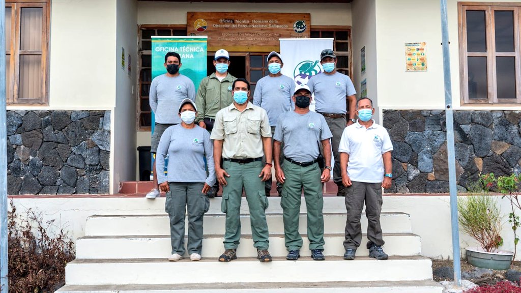 parquegalapagos's tweet image. #Floreana | @DannyRuedaC, director de la #DPNG, mantuvo reunión con el equipo de guardaparques de la Oficina Técnica Floreana. Durante su visita realizó la entrega de materiales para actividades de campo, gracias al apoyo de @savegalapagos.
