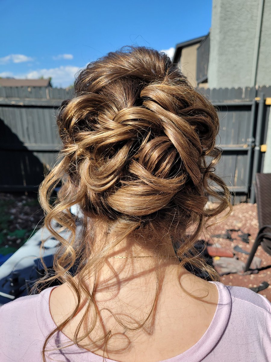 NetflixPassword's tweet photo. My WeDdInG iS aCtUaLlY hApPeNnInG?!?! I got a preview of my hair and makeup yesterday and now I'm just on countdown until the real day!! #27days I just wanna be married to @FraudLinkPlayer already!!!! https://t.co/i4bTuBNshg