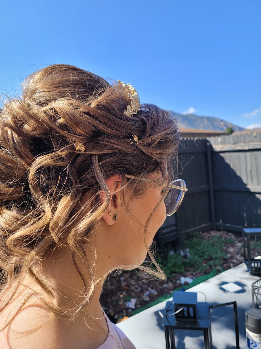 NetflixPassword's tweet photo. My WeDdInG iS aCtUaLlY hApPeNnInG?!?! I got a preview of my hair and makeup yesterday and now I'm just on countdown until the real day!! #27days I just wanna be married to @FraudLinkPlayer already!!!! https://t.co/i4bTuBNshg