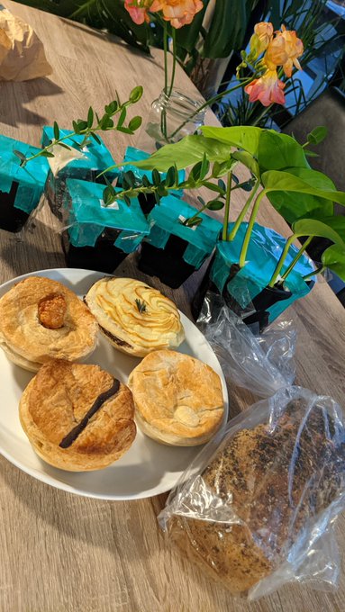 The way to my heart is through my stomach...and my thumbs? Baked goods from my favourite part-time boyfriend<a href="/tag/supportme"class="tags"><span>#supportme</span></a><a href="/tag/apclips"class="tags"><span>#apclips</span></a>