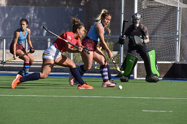 #hockeycesped Hoy comenzó a disputarse el Campeonato Argentino de clubes B en nuestra Provincia. Todo el resumen de la jornada en esta nota con el gran aporte fotográfica de <a href="/ChristiaanSosa/">Christian Sosa</a>  bit.ly/3tOuTen