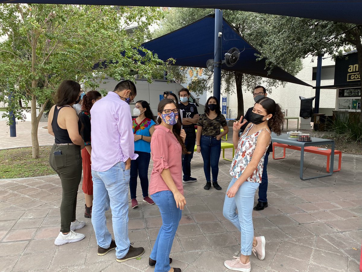 @Johana_BolivarM ’s @isbf Young Scientist Award celebration!!! 🎉 🎂 🤩 It’s so refreshing and soul nourishing sharing with our group @_ATLab moments like this one 😌 @IngenieriasTec @CarCeballos10 @MarioMoiss