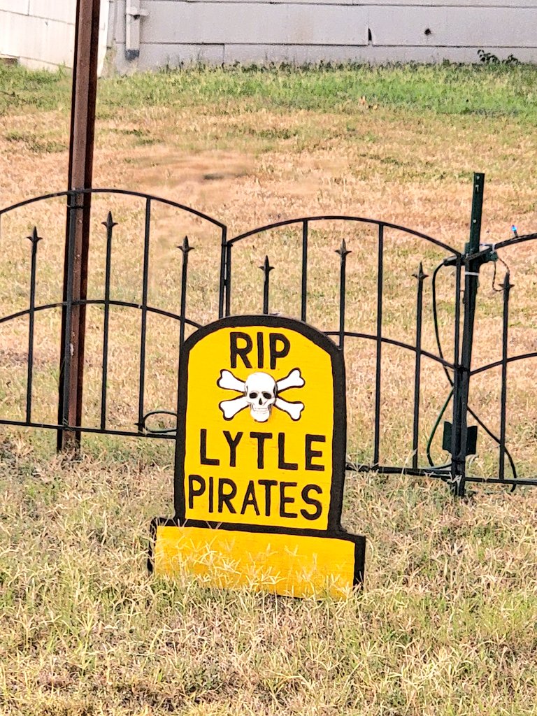 SouthTejas1984's tweet photo. Love the @NataliaSports Pride and at Fernandez House in Natalia! A yearly tradition she does!
#BeatLytle https://t.co/4dgvV8Zq6S