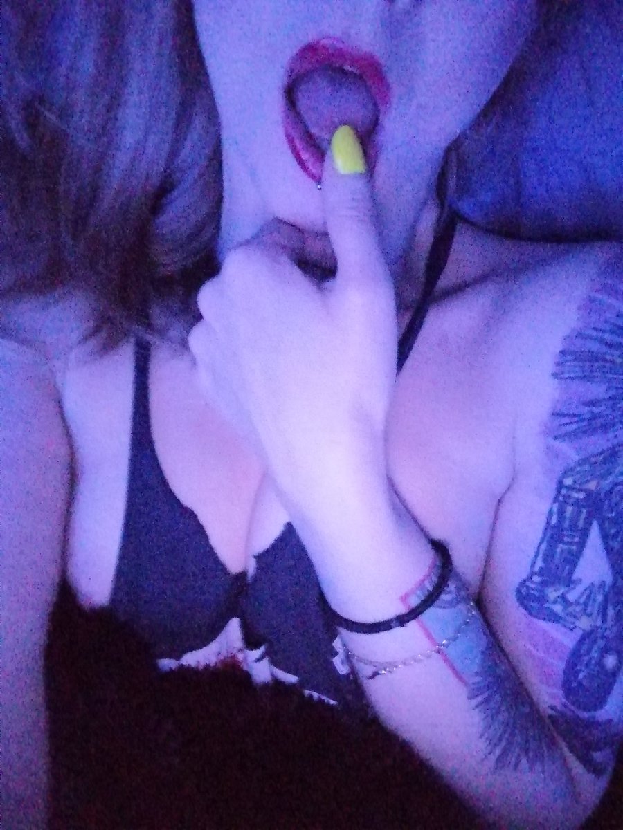 thefetishvixen's tweet photo. New content going live now! https://t.co/dOU5HeVAJB #neon #sex #mouth #mouthcontent #hotnails #neonyellow #cool #fetishart #fetishmodel #fetishcustoms #contentcustoms https://t.co/sywkn9WKT4