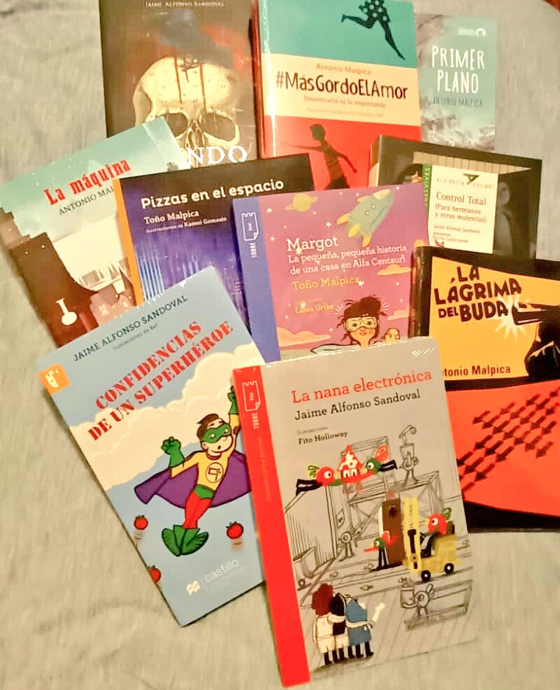 DannyWolfNatura's tweet photo. Fui a la #FILSaltillo y me compré un súper combo JAS-Malpica como autoregalo de cumpleaños. 🎂
Porque #adultoindependiente. xD

¡Corran por los suyos! Éstas joyas sólo las consiguen en Saltiranch una vez al año.

@jaimealfonsos 
@T_Malpica https://t.co/mpkg4z8scn