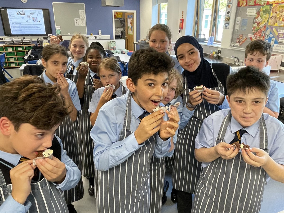 Fab teamwork from the Year 7s at Food @ChiswickDT @ChiswickSchool cooking club! Excellent quality checks at each stage and confident use of equipment. Great to see everyone enjoying the results of their hard work Well done!! 👏🏾