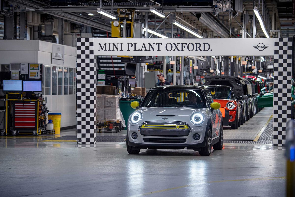 MINI has delivered its one-millionth car sold in the UK since modern MINI production began in 2001. MINI Plants Oxford and Swindon employ over 4,500 people, including 130 apprentices, who all keep production moving to build 1,000 cars a day - one every 67 seconds. #UKmg🇬🇧