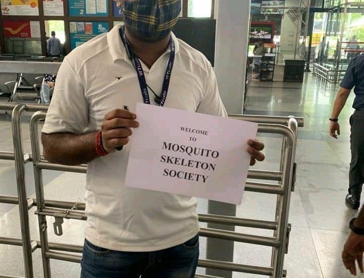 AskDrShashank's tweet photo. Driver holding placard At  airport for delegates attending Musculoskeletal conference! 😂😂 https://t.co/m866N6uVE0