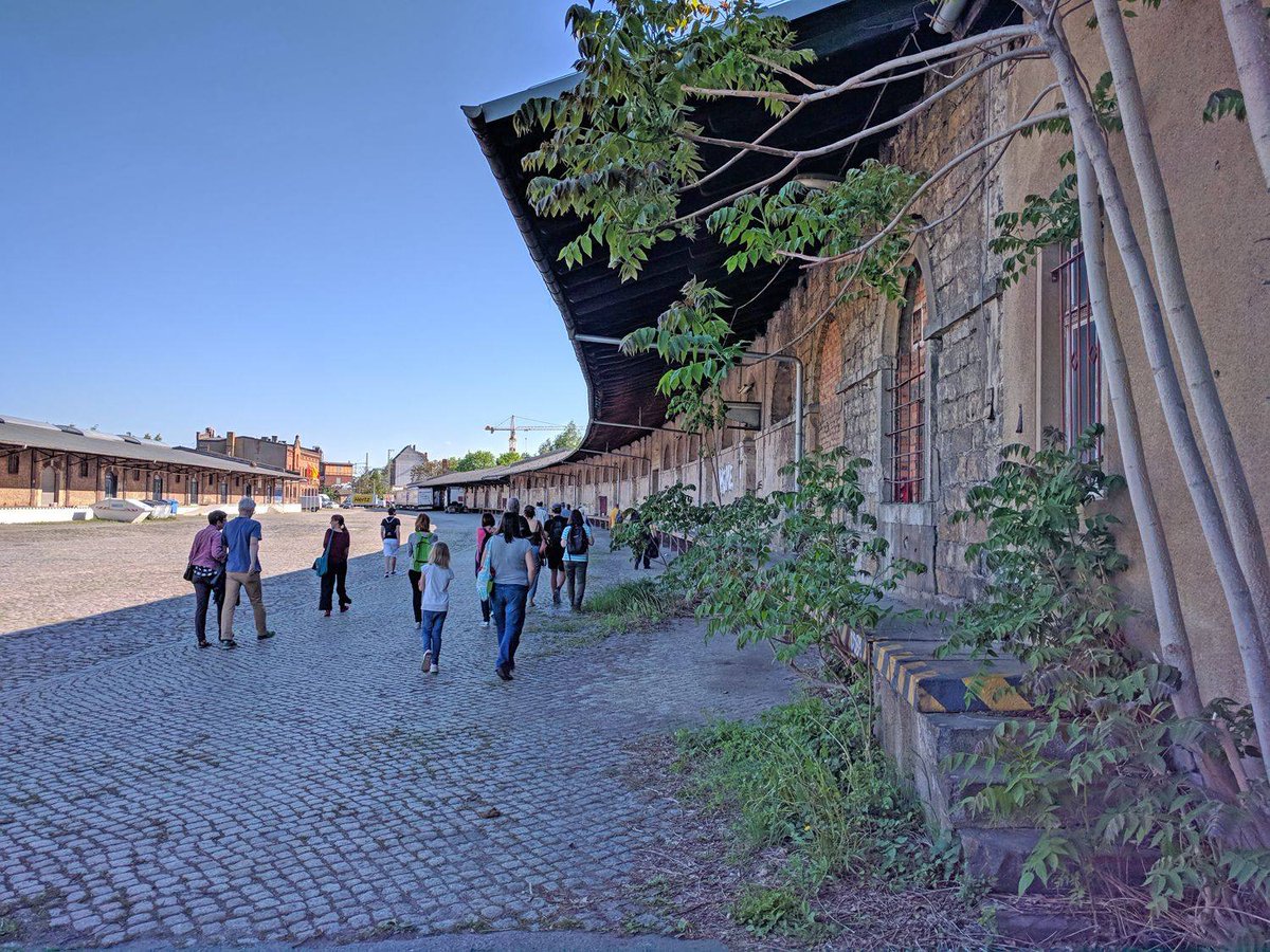 Naa, Lust auf einen After-Work-Walk? 🏃‍♂️🚶🏼‍♂️🚶🏽Wie ein ökologisches Netz in einer verdichteten Stadt aussehen kann, erkunden die Initiator*innen des Walks "Schleichweg/Starke Masche" am Alten Leipziger Bahnhof. Danach: Ausklang im GEH8🍺heute 16.30 Uhr, Eisenbahnstraße 2 (Rampe)