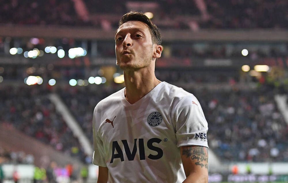 ScouTurk's tweet photo. The match between Eintracht Frankfurt 🇩🇪 - Fenerbahçe 🇹🇷 was overshadowed by racist chants of #Eintracht fans against Mesut Özil 🇹🇷 & Bright Osayi-Samuel 🇳🇬.
Also hard fouls were committed by #SGE players & things thrown at FB players.
@UEFA consequences needed.
#Fenerbahçe https://t.co/yzYptKCVg0