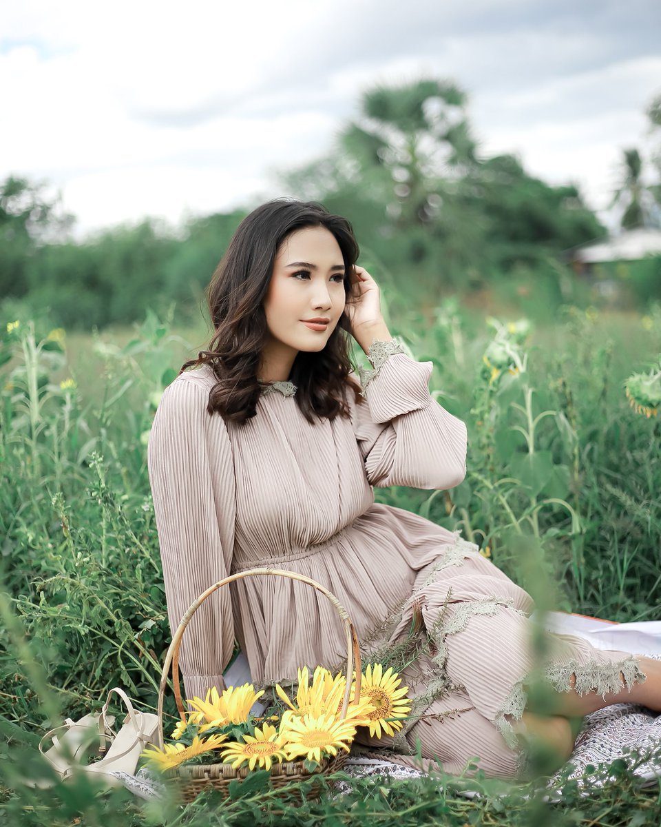 sthuhtet5's tweet photo. In frame - htet_thiri_zaw_2000

📸 from 2 years ago 

#portraitphotography #lightroom #ootd #ootdmyanmar #cute #Myanmar #Burma #asian #asiangirls #siimaginations #myanmargirls  #visual #portrait #naturallight #missuniversemandalay https://t.co/19zApNKcLS