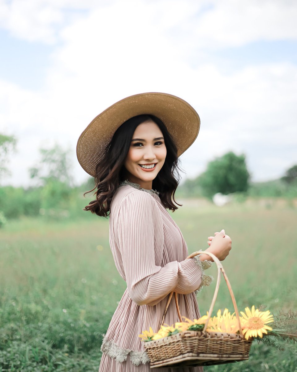 sthuhtet5's tweet photo. In frame - htet_thiri_zaw_2000

📸 from 2 years ago 

#portraitphotography #lightroom #ootd #ootdmyanmar #cute #Myanmar #Burma #asian #asiangirls #siimaginations #myanmargirls  #visual #portrait #naturallight #missuniversemandalay https://t.co/19zApNKcLS