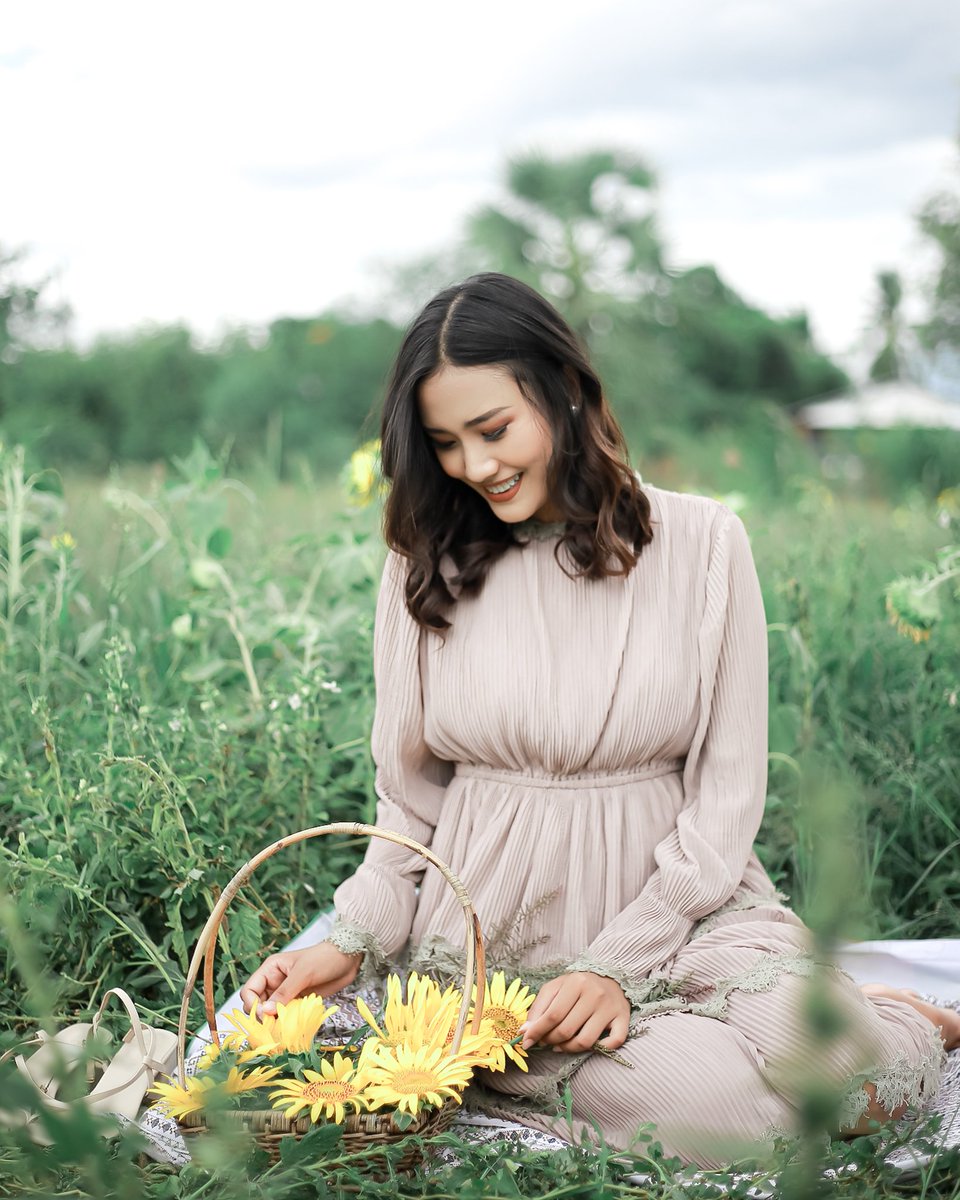 sthuhtet5's tweet photo. In frame - htet_thiri_zaw_2000

📸 from 2 years ago 

#portraitphotography #lightroom #ootd #ootdmyanmar #cute #Myanmar #Burma #asian #asiangirls #siimaginations #myanmargirls  #visual #portrait #naturallight #missuniversemandalay https://t.co/19zApNKcLS