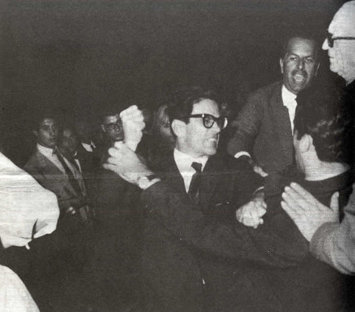 manelmarquez's tweet photo. Pier Paolo Pasolini le da un puñetazo a joven fascista delante del cine Quattro Fontane de Roma en 1962. Ambos cayeron al suelo y siguieron peleando hasta que los espectadores los separaron.
Al #fascismo ni agua! https://t.co/egON0M0NGY