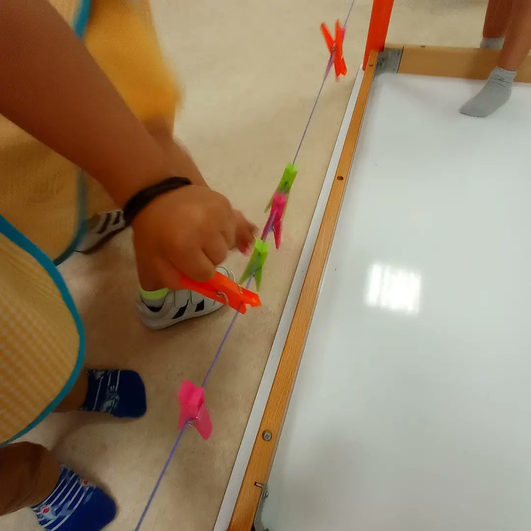 CPompitas's tweet photo. Las Pinzas. Con esta actividad trabajamos la coordinación oculo-manual y la psicomotricidad fina. Nuestros peques se lo pasan en grande jugando con las pinzas. #Pompitas #CeiPompitas #Educación https://t.co/acimk1gICj