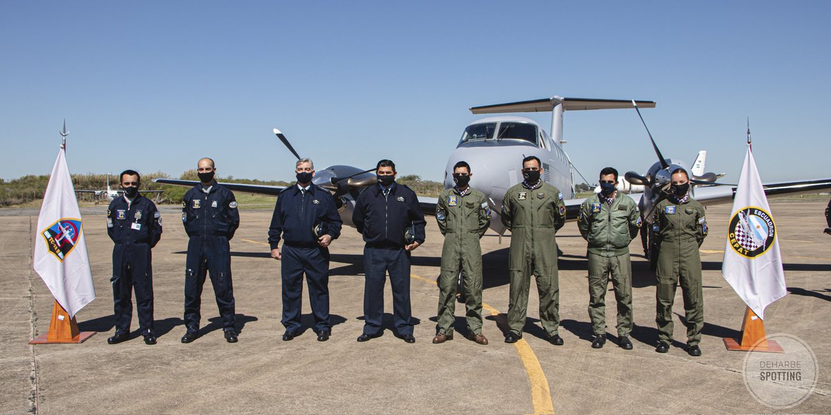 Valen_deh's tweet photo. Tripulación y mecánicos de los @Beechcraft UC/TC-12B de la @FuerzaAerea_Arg en la II Brigada Aerea de Paraná.
#beechcraft #huron #fuerzaaereaargentina #kingair #TC12B https://t.co/JD4BbHgk3f