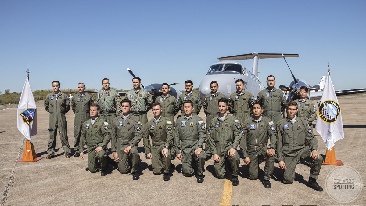 Valen_deh's tweet photo. Tripulación y mecánicos de los @Beechcraft UC/TC-12B de la @FuerzaAerea_Arg en la II Brigada Aerea de Paraná.
#beechcraft #huron #fuerzaaereaargentina #kingair #TC12B https://t.co/JD4BbHgk3f