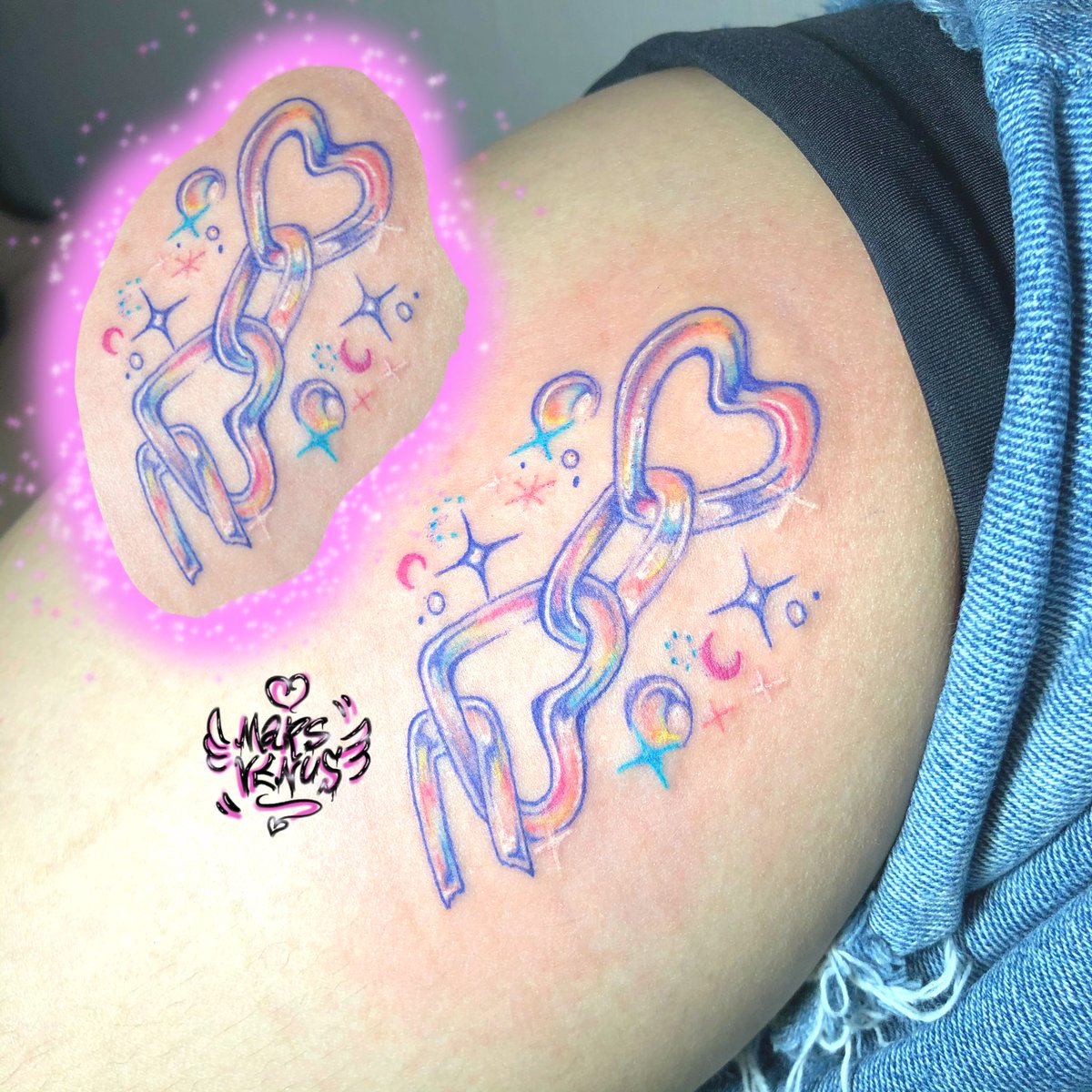 ⛓💖🪄Heart Chain⋆·˚ ༘ ·˚. ༉‧₊˚✧
🥛ig:marsvenus.tatts🐈‍⬛✨
#รอยสัก #รอยสักมินิมอล #ออกแบบรอยสัก #ช่างสักผู้หญิง #ร้านสัก #tattoodesign