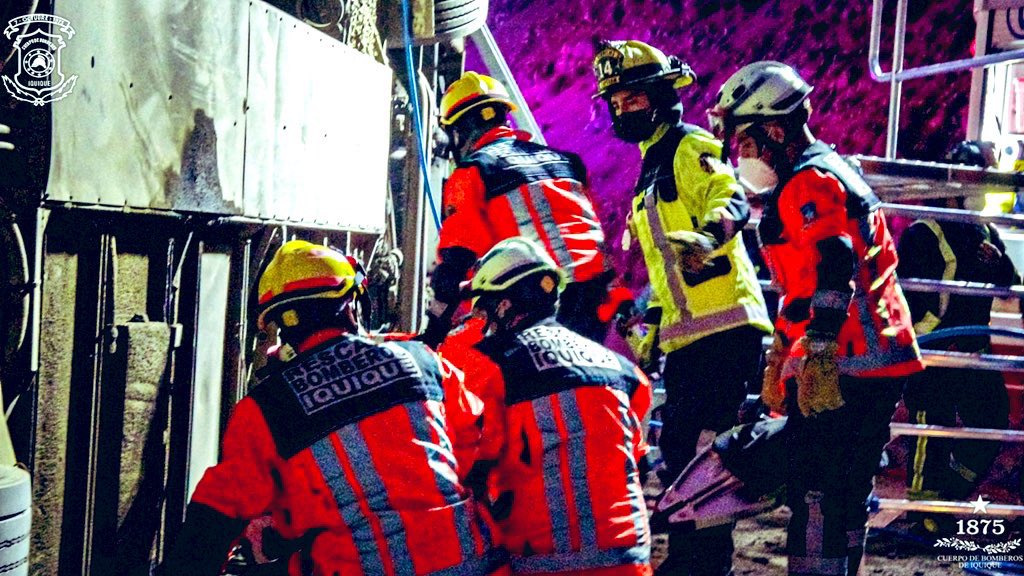 Esta tarde Bomberos de Iquique en conjunto con <a href="/CarabTarapaca/">Carabineros Región de Tarapacá</a> <a href="/FACh_Chile/">Fuerza Aérea de Chile</a> y <a href="/SamuTarapaca/">SAMU Tarapacá</a> respondieron a emergencia por volcamiento de bus interprovincial en sector playa Huanillos.
Al lugar acudieron las unidades 
RX6-R14-B1-X1-X2.
#Iquique #BomberosIquique #emergenciasCBI