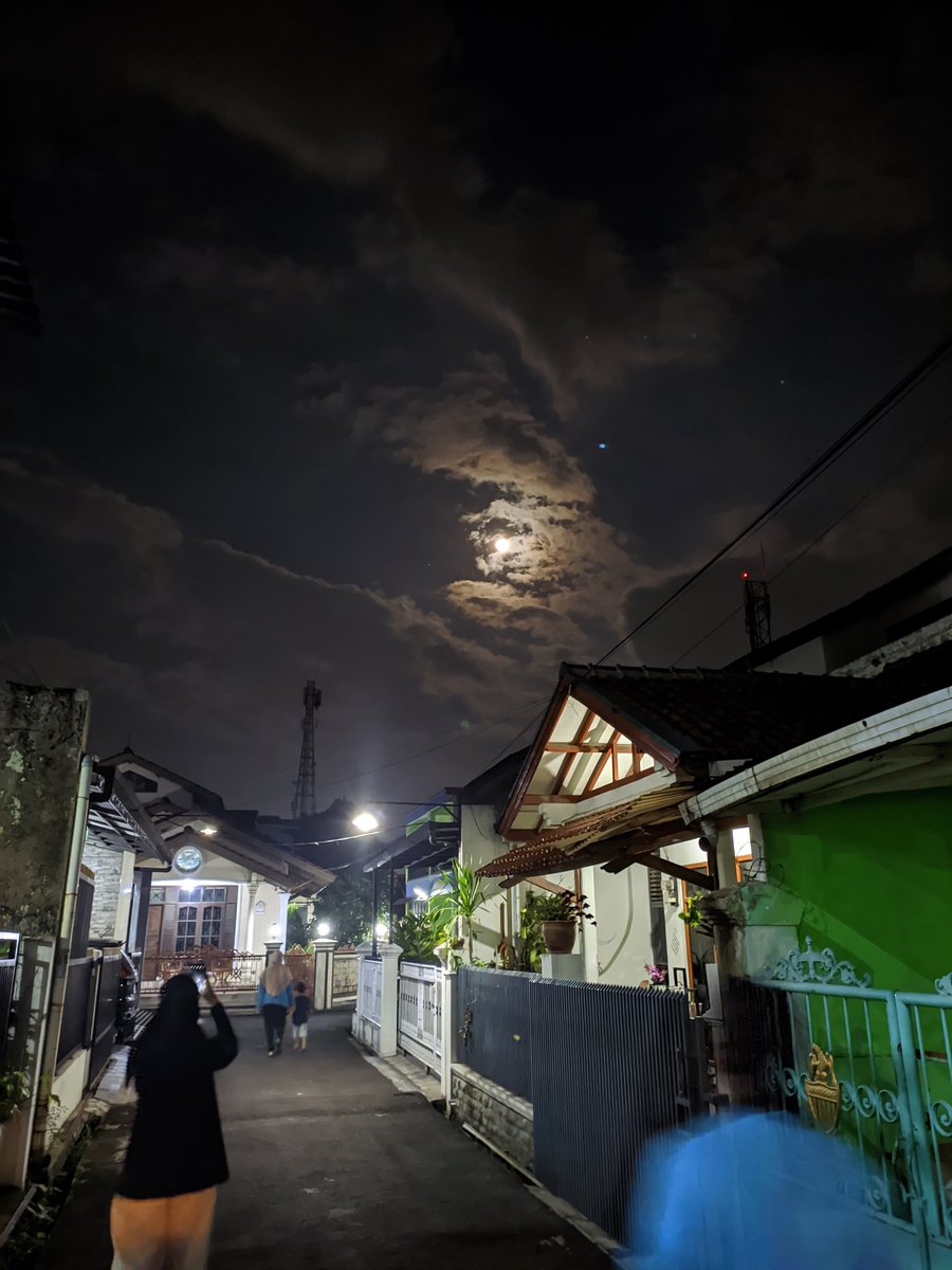 initial_YR's tweet photo. Moonlight.. 🌕 https://t.co/3PoL9c1k4C