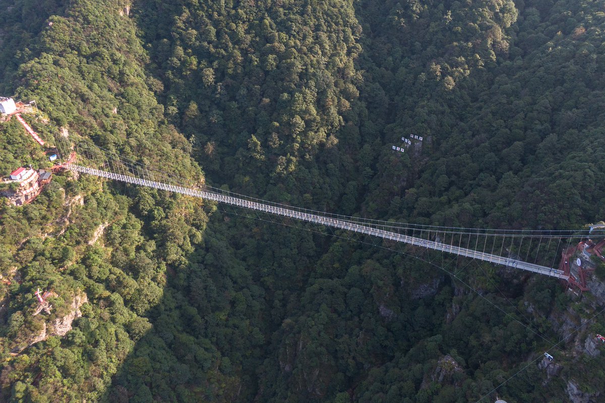 CGTNOfficial's tweet image. Take a look at this stunning 316-meter glass bridge in the mountains near Ganzhou City, east China's Jiangxi Province.